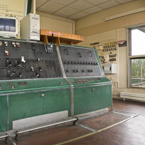 Combinateur mécanique type Alsthom : pédale d'économie (position repos = coupure de l'alimentation des verrous électriques ; position appui = alimentation des verrous électriques). © Région Bourgogne-Franche-Comté, Inventaire du patrimoine