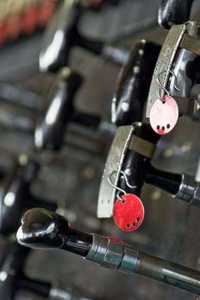 Leviers d'itinéraires : en haut, à droite avec dispositifs de protection ; en bas, en position "tourné à gauche". © Région Bourgogne-Franche-Comté, Inventaire du patrimoine