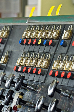 Leviers d'itinéraires et, au-dessus, les annulateurs de verrous des leviers avec cadenas à ouverture controlée. © Région Bourgogne-Franche-Comté, Inventaire du patrimoine