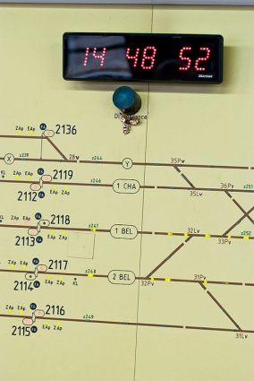 Tableau de contrôle optique : horloge, Voyant Discordance, signal carré 2115 etc., itinéraires par voies : 1 BEL / 2 BEL / 1 CHA, aiguilles. © Région Bourgogne-Franche-Comté, Inventaire du patrimoine