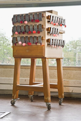 Petit meuble fabriqué par un ancien agent du poste, servant au rangement des différents dispositifs de protection : d'attention, spéciaux d'attention, graissage, refllection. © Région Bourgogne-Franche-Comté, Inventaire du patrimoine