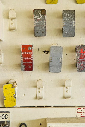 Détail du ratelier mural avec supports pour dispositifs de protection. © Région Bourgogne-Franche-Comté, Inventaire du patrimoine