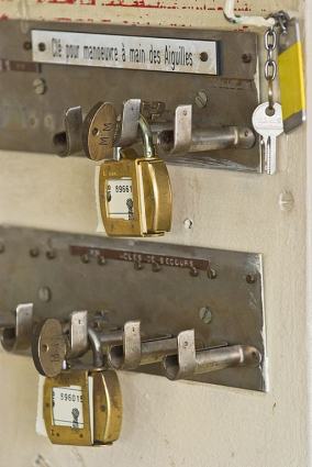 Détail du ratelier mural avec clés pour manoeuvre des aiguilles avec cadenas à ouverture contrôlée. © Région Bourgogne-Franche-Comté, Inventaire du patrimoine
