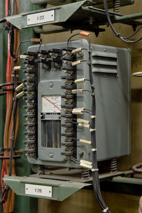 Salle des relais : relais S2 (1976), vue de trois-quarts droit. [Relais montés sur ressorts pour éviter les vibrations dues aux passages des trains]. © Région Bourgogne-Franche-Comté, Inventaire du patrimoine