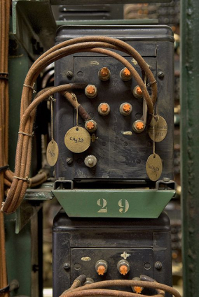 Salle des relais : transformateur et cables coton, vue de face. © Région Bourgogne-Franche-Comté, Inventaire du patrimoine
