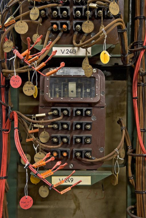 Salle des relais : relais de type S3 (signaux d'enclenchement), vue de face. © Région Bourgogne-Franche-Comté, Inventaire du patrimoine