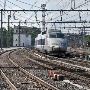 Vue d'ensemble avec TGV au premier plan. © Région Bourgogne-Franche-Comté, Inventaire du patrimoine