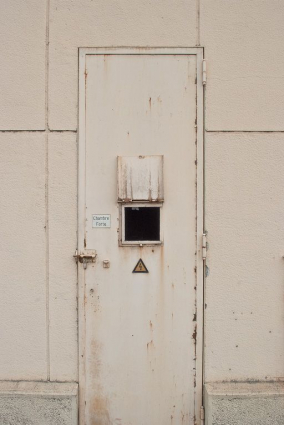 Porte extérieure d'accès aux installations électriques (salle relais). © Région Bourgogne-Franche-Comté, Inventaire du patrimoine
