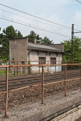 Au nord-ouest, bâtiment le long de la voie 2 Chagny (ancien poste d'aiguillage servant d'entrepot). © Région Bourgogne-Franche-Comté, Inventaire du patrimoine
