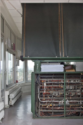 Bureau de l'agent de circulation : détail de l'arrière de l'armoire électrique, panneaux ouverts, et du tableau de contrôle optique, panneaux fermés. © Région Bourgogne-Franche-Comté, Inventaire du patrimoine