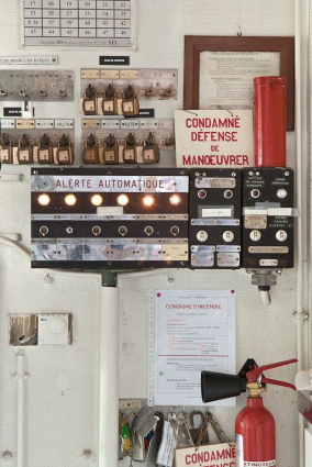 Bureau de l'agent de circulation : Alarmes secteurs et BAL situées derrière le TCO. © Région Bourgogne-Franche-Comté, Inventaire du patrimoine