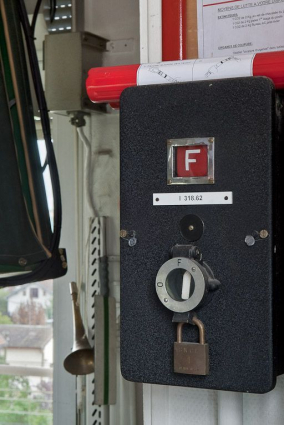 Bureau de l'agent de circulation : interrupteur I318.62 et, à gauche, corne de brume SNCF. © Région Bourgogne-Franche-Comté, Inventaire du patrimoine
