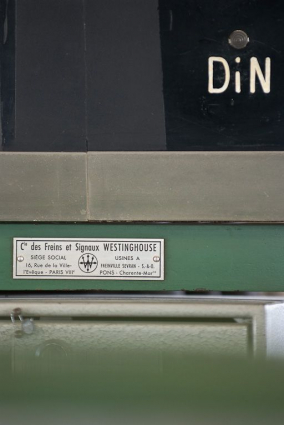 Tableau de contrôle optique : détail de la plaque signalétique de la compagnie des freins et signaux Westinghouse. © Région Bourgogne-Franche-Comté, Inventaire du patrimoine