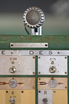 Table de commande : détail de la plaque signalétique de la compagnie des freins et signaux Westinghouse et microphone. © Région Bourgogne-Franche-Comté, Inventaire du patrimoine