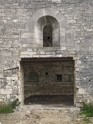 Détail de la façade postérieure : baie et ouverture. © Région Bourgogne-Franche-Comté, Inventaire du patrimoine