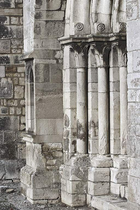Détail des colonnettes du portail. © Région Bourgogne-Franche-Comté, Inventaire du patrimoine