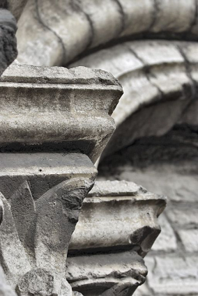 Détail des colonettes du portail. © Région Bourgogne-Franche-Comté, Inventaire du patrimoine