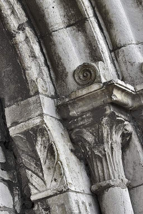 Détail des colonnettes du portail. © Région Bourgogne-Franche-Comté, Inventaire du patrimoine