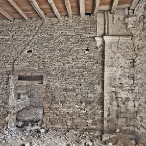 Ancienne chapelle : vue de la pièce médiane ; pilier. © Région Bourgogne-Franche-Comté, Inventaire du patrimoine