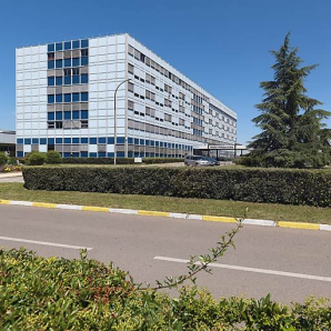 Bâtiment principal, vue d'ensemble de trois-quarts. © Région Bourgogne-Franche-Comté, Inventaire du patrimoine
