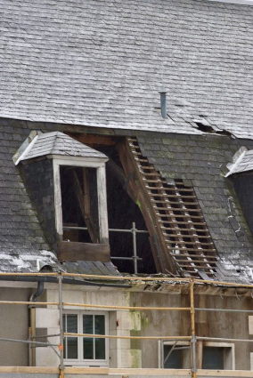 Détail de la couverture : un brisis et une lucarne. © Région Bourgogne-Franche-Comté, Inventaire du patrimoine