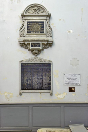Chapelle : ensemble de trois plaques commémorant les bienfaiteurs de l'hôpital sur le mur Nord. © Région Bourgogne-Franche-Comté, Inventaire du patrimoine