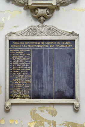 Chapelle : plaque commémorative des bienfaiteurs de l'hôpital. © Région Bourgogne-Franche-Comté, Inventaire du patrimoine