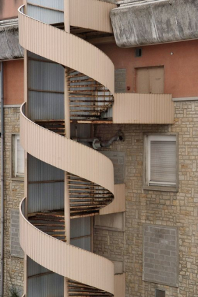 Aile postérieure du Bâtiment Inconnu (service de radiologie) : détail d'une cage d'escalier. © Région Bourgogne-Franche-Comté, Inventaire du patrimoine