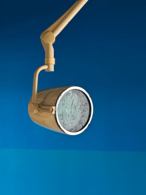 Bâtiment Maternité-Gynécologie (Gérontologie au moment de la prise de vue) : ancienne salle d'accouchement, projecteur. © Région Bourgogne-Franche-Comté, Inventaire du patrimoine