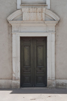 Aile gauche, détail de la porte. © Région Bourgogne-Franche-Comté, Inventaire du patrimoine
