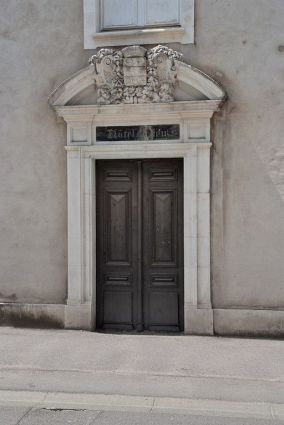 Aile centrale, porte sur rue. © Région Bourgogne-Franche-Comté, Inventaire du patrimoine