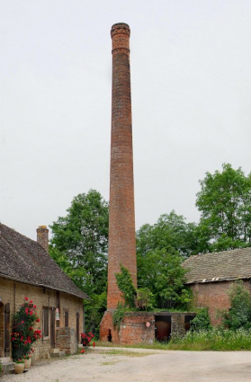 Cheminée entre les logements ouvriers et le moulin principal. © Région Bourgogne-Franche-Comté, Inventaire du patrimoine Cheminée entre les logements ouvriers et le moulin principal. © Région Bourgogne-Franche-Comté, Inventaire du patrimoine