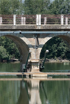 Vue rapprochée du barrage et du pont de La Truchère : une pile du pont. On voit deux des vérins hydrauliques qui commandent la levée du barrage. © Région Bourgogne-Franche-Comté, Inventaire du patrimoine