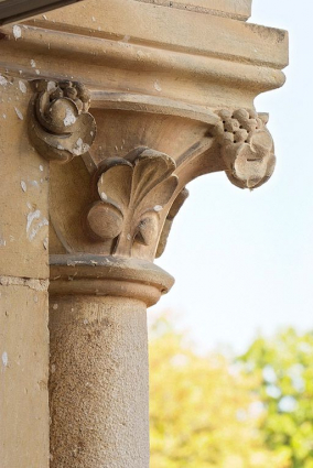 Chapelle : chapiteau du portail. © Région Bourgogne-Franche-Comté, Inventaire du patrimoine