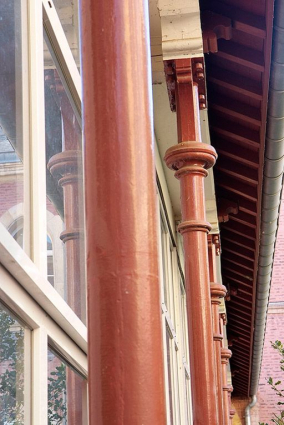 Colonnettes en fonte de la galerie derrière l'église. © Région Bourgogne-Franche-Comté, Inventaire du patrimoine