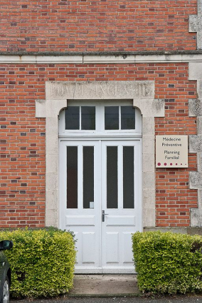 Bâtiment de services : porte latérale. © Région Bourgogne-Franche-Comté, Inventaire du patrimoine