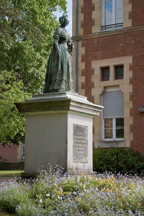 Statue de la marquise d'Aligre sur son piédestal, vue d'ensemble de trois quarts. © Région Bourgogne-Franche-Comté, Inventaire du patrimoine