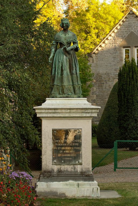 Statue de la marquise d'Aligre sur son piédestal, vue d'ensemble de face. © Région Bourgogne-Franche-Comté, Inventaire du patrimoine