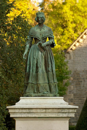 Statue de la marquise d'Aligre, vue de face. © Région Bourgogne-Franche-Comté, Inventaire du patrimoine