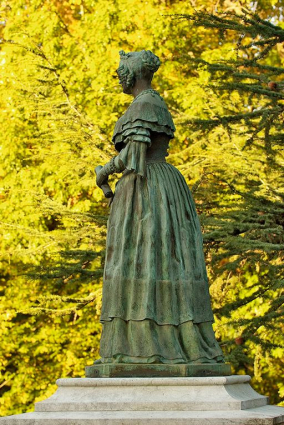 Statue de la marquise d'Aligre, profil gauche. © Région Bourgogne-Franche-Comté, Inventaire du patrimoine