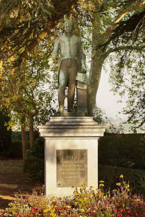 Statue du marquis d'Aligre sur son piédestal, vue d'ensemble de face. © Région Bourgogne-Franche-Comté, Inventaire du patrimoine