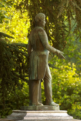 Statue du marquis d'Aligre, vue de trois quarts dos. © Région Bourgogne-Franche-Comté, Inventaire du patrimoine