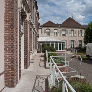Façade sur cour du bâtiment situé dans l'angle nord-est. © Région Bourgogne-Franche-Comté, Inventaire du patrimoine