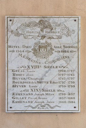 Plaque commémorative des médecins de l'hôpital. © Région Bourgogne-Franche-Comté, Inventaire du patrimoine