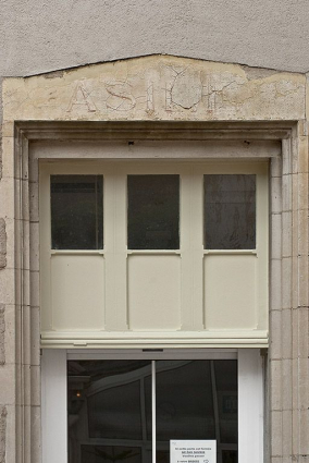 Détail de l'encadrement de la porte d'entrée de la façade sud du bâtiment de l'angle nord-est. © Région Bourgogne-Franche-Comté, Inventaire du patrimoine