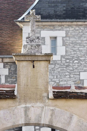 Détail de la croix surmontant le portail. © Région Bourgogne-Franche-Comté, Inventaire du patrimoine