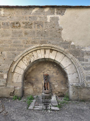 Fontaine dans le mur de clôture rue de l'hôpital. © Région Bourgogne-Franche-Comté, Inventaire du patrimoine