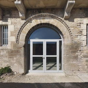 Porte de la salle voûtée, rue du Château. © Région Bourgogne-Franche-Comté, Inventaire du patrimoine