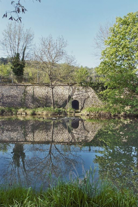 Sortie de la rigole dans l'Ouche au premier plan. © Région Bourgogne-Franche-Comté, Inventaire du patrimoine