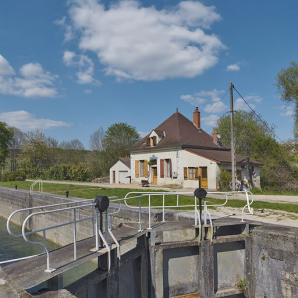 Maison éclusière vue d'aval. © Région Bourgogne-Franche-Comté, Inventaire du patrimoine